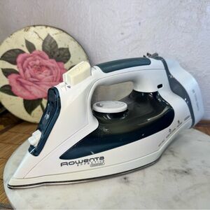 Rowenta Effective Comfort steam iron - 1500 Watt - Retractable cord.